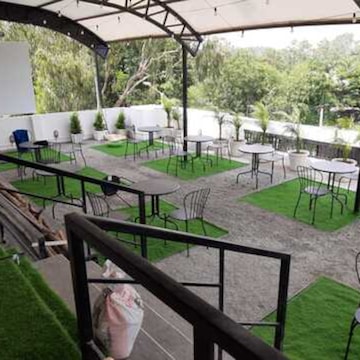 Daytime rooftop seating at The Big Oowl Cafe